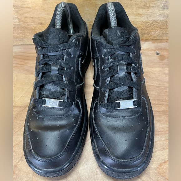 Nike Air Force 1 One Low Womens Size 8.5 (7Y) Shoes Sneakers Triple Black - Picture 3 of 10